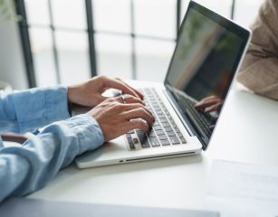 Atendimento humano e ágil por WhatsApp, chat e e-mail